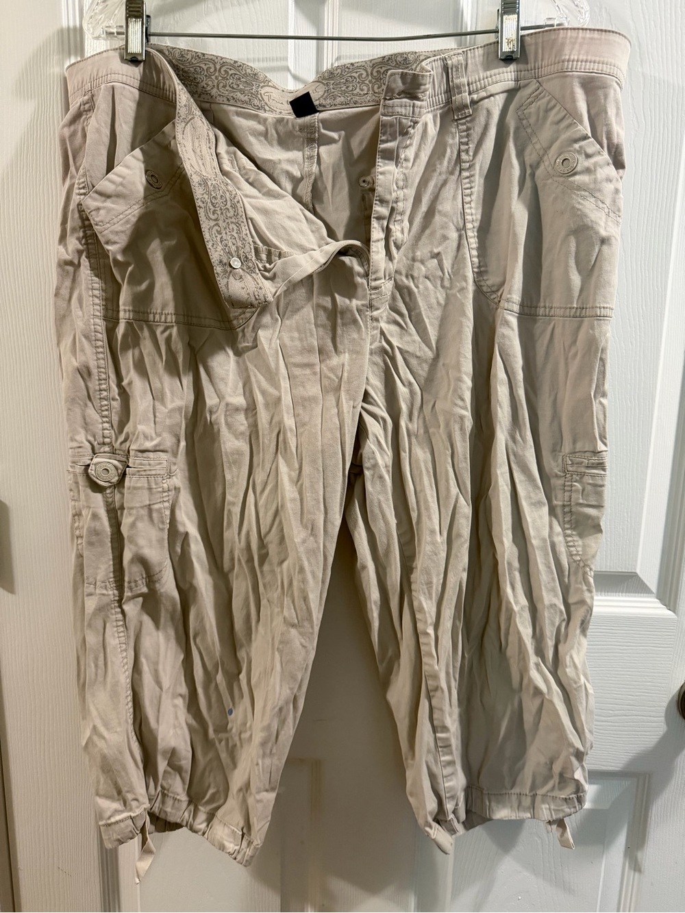 Gloria Vanderbilt Light Taupe Capris